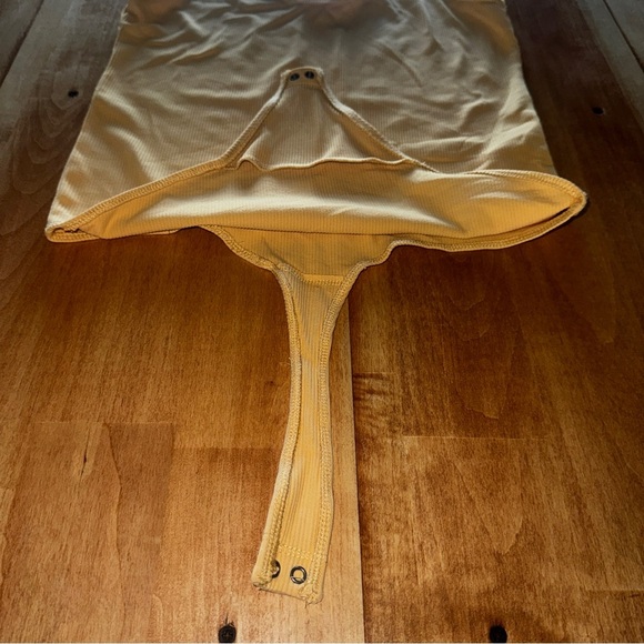 Abercrombie & Fitch Soft Yellow Ribbed Top - Picture 2 of 4